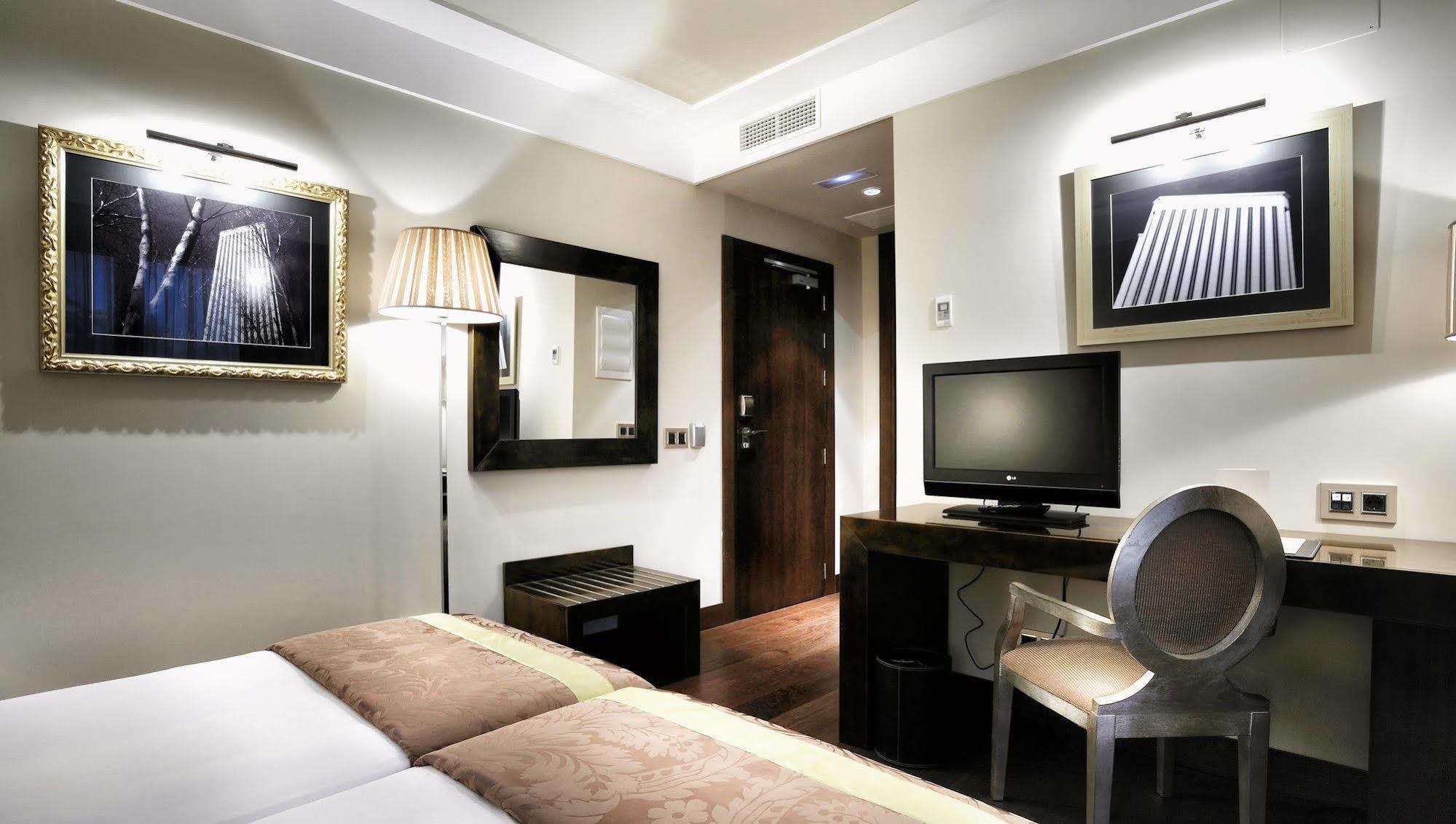 Dehesa Real Hotel Madrid Exterior photo